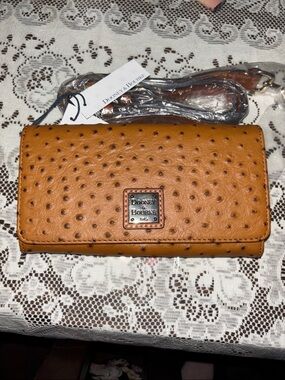 Dooney & Bourke 🆕 Cognac Ostrich-Texture Crossbody Wallet
